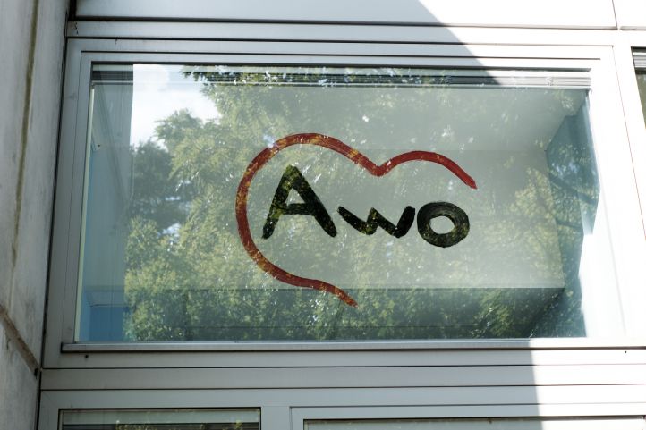 Das auf eine Glastür gemalte AWO Logo.