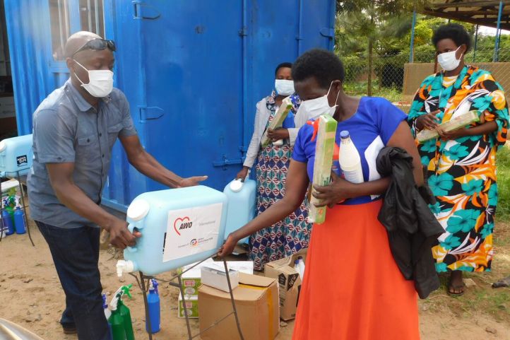 Mit Handwaschstationen an öffentlichen Plätzen können sich die Menschen in Nakivale, Uganda, schützen.  