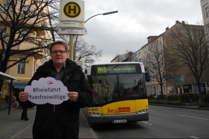 AWO Bundesvorstandsvorsitzender Wolfgang Stadler vor einer Bushaltestelle in der Urbanstraße in Berlin Kreuzberg