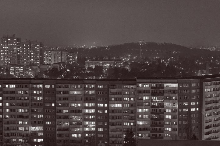 Hochhäuser im Dunkeln in schwarz weiß, Die Letzte macht das Licht aus 