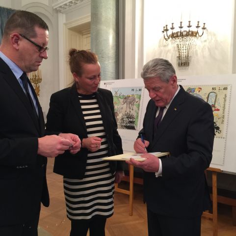 Berit Gründler, AWO Bundesverband, und Bundespräsident Joachim Gauck, bei der Übergabe der Wohlfahrtsmarken 2017 im Schloss Bellevue
