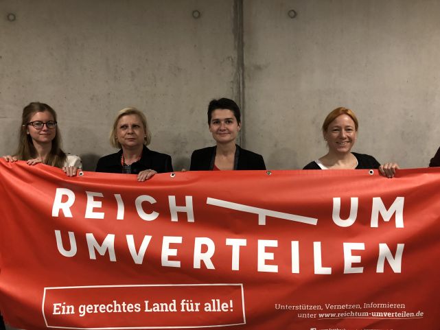 Bündnis Umverteilen beim SPD Parteitag mit Banner und Politikerinnen
