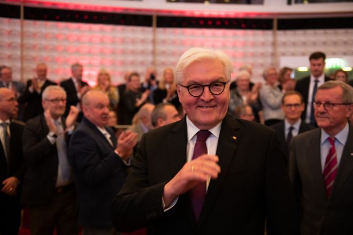 Porträt von Bundespräsident Steinmeier - mit Menschen im Hintergrund