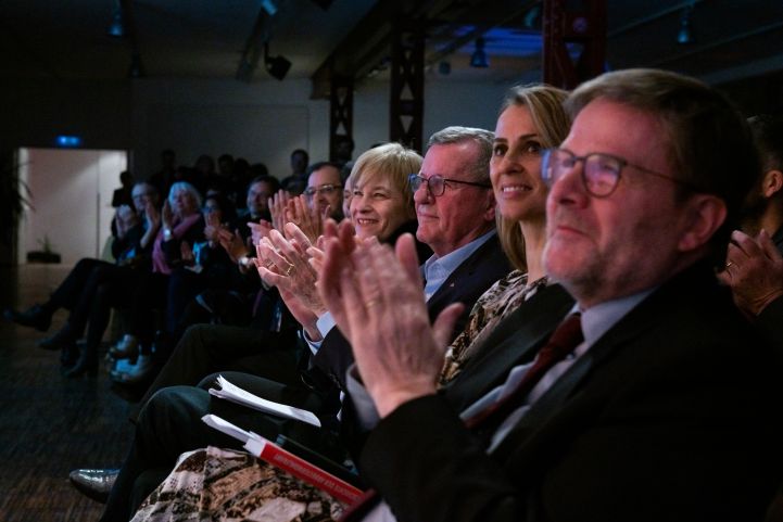 Stadler, Jagoda Marinic, Wilhelm Schmidt applaudieren beim AWO Neujahrsempfang 2020