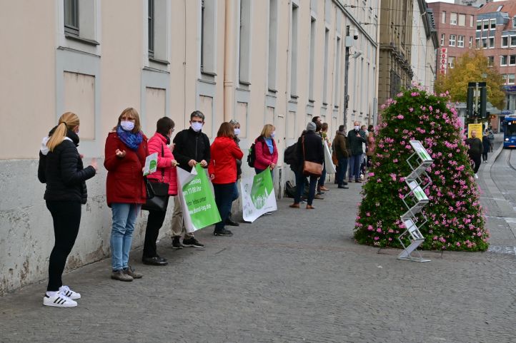 Menschen bei einer stillen Demo in Würzburg