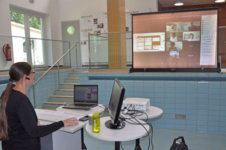 Ingrid Kleinert in einer Videokonferenz am Schreibtisch