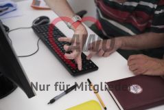 Ein Mann mit Behinderung tippt auf eine Tastatur