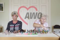 Zwei ältere Frauen sitzen am Tisch und spielen Bingo