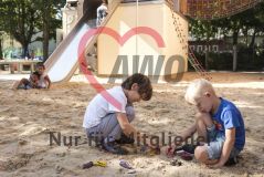 zwei Jungs spielen auf dem Spielplatz im Sandkasten