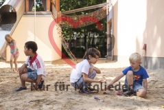 Kinder spielen im Hof im Sandkasten