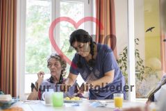 Eine Frau hilft einer alten Frau Seniorin beim Essen Mittagessen