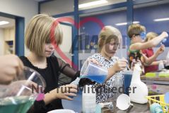 Mehrere Kinder Mädchen und Jungen arbeiten in einem Labor