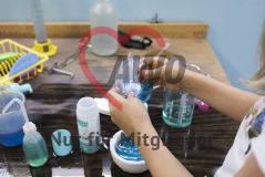Ein Kind arbietet mit Flüssigkeiten in einem Labor