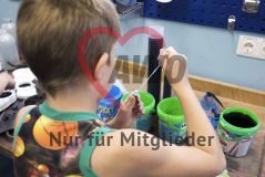 Ein Kind arbietet mit Flüssigkeiten in einem Labor