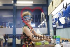 Ein Junge mit Schutzbrille arbeitet in einem Labor
