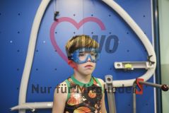 Ein Junge mit Schutzbrille arbeitet in einem Labor