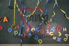 Luftschlangen Buchstaben und Zahlen hängen an einer Tafel