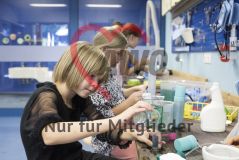 Mehrere Kinder Mädchen experimentieren in einem Labor