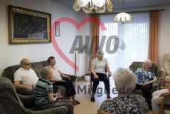 Mehrere alte Menschen Seniorinnen und Senioren spielen mit einem Luftballon