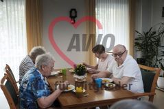 Mehrere alte Menschen Seniorinnen und Senioren essen Mittag in einem Speiseraum einer Pflegeeinrichtung