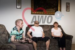 Mehrere alte Menschen Seniorinnen und Senioren spielen mit einem Luftballon