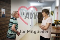Zwei alte Frauen Seniorinnen unterhalten sich im Gang eines Pflegeheims