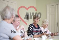 Mehrere alte Frauen Seniorinnen sitzen an einem Tisch und trinken Kaffee und essen Kuchen