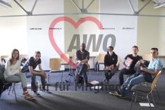 Mehrer junge Menschen junge Frauen junge Männer sitzen in einem Stuhlkreis Workshop Seminar