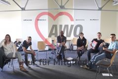 Mehrer junge Menschen junge Frauen junge Männer sitzen in einem Stuhlkreis Workshop Seminar