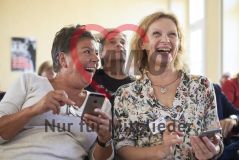 Zwei Frauen schauen auf ihre Handys Smartphones und lachen
