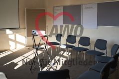 Ein Seminarraum mit Leinwand Pinnwand Tafeln Stühlen Beamer