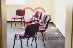Leere rote Stühle in einem Seminarraum