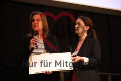 Birgit Biehn und Elisabeth Stangl-Reichert mit der Urkunde zum Lotte-Lemke-Engagementpreis 2022