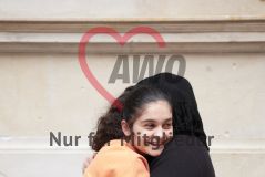 Mutter umarmt ihre lachende Tochter