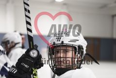 Junge in Hockeyausrüstung in einer Sporthalle