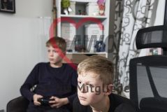 zwei Brüder an der Playstation