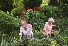 zwei Seniorinnen im Garten