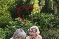 zwei Seniorinnen im Garten