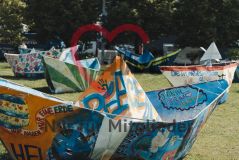 Eines der gefalteteten großen Origamiboote bei der Aktion 100 Boote am Berliner Lustgarten