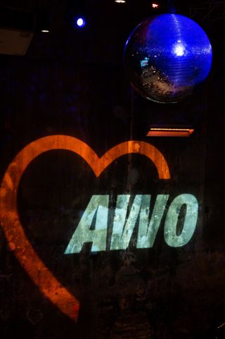 AWO Neujahrsempfang 2023: Impressionen vom AWO Neujahrsempfang: Das an die Wand projizierte AWO-Logo mit einer Discokugel daneben